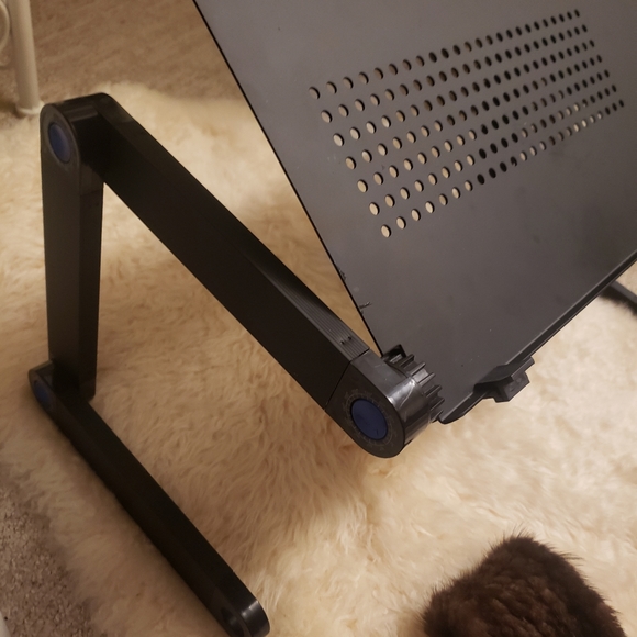 Laptop stand table holds up to 16 inch laptop - Picture 3 of 8